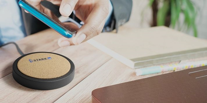 Wireless Charger mit Stark-Logo Wireless Charger mit Stark-Logo